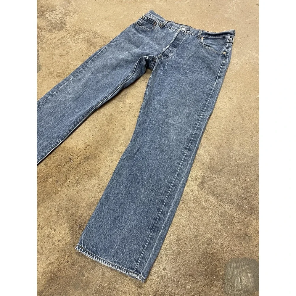 Levis 501 Jeans Mens 38x33 Medium Wash Blue‎ Regular Fit Straight Leg Button Fly
